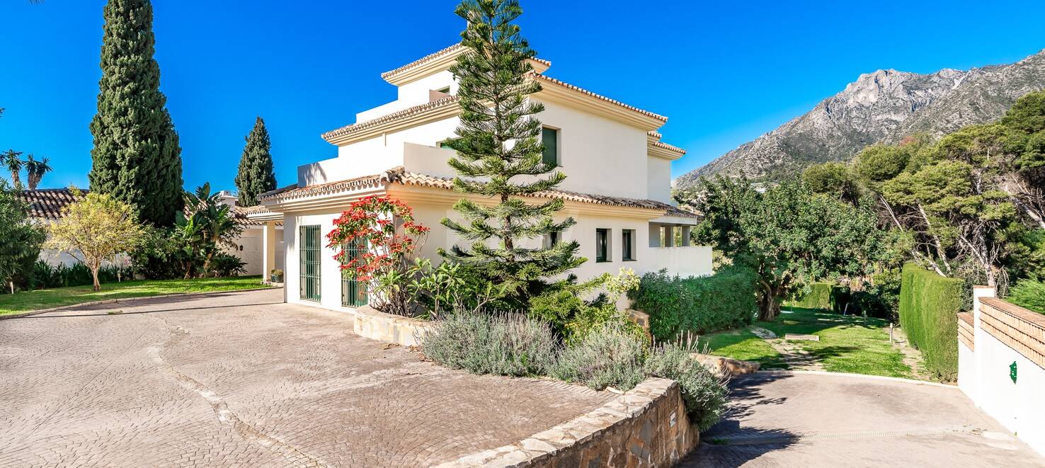Spacious Villa with Sea and Mountain Views