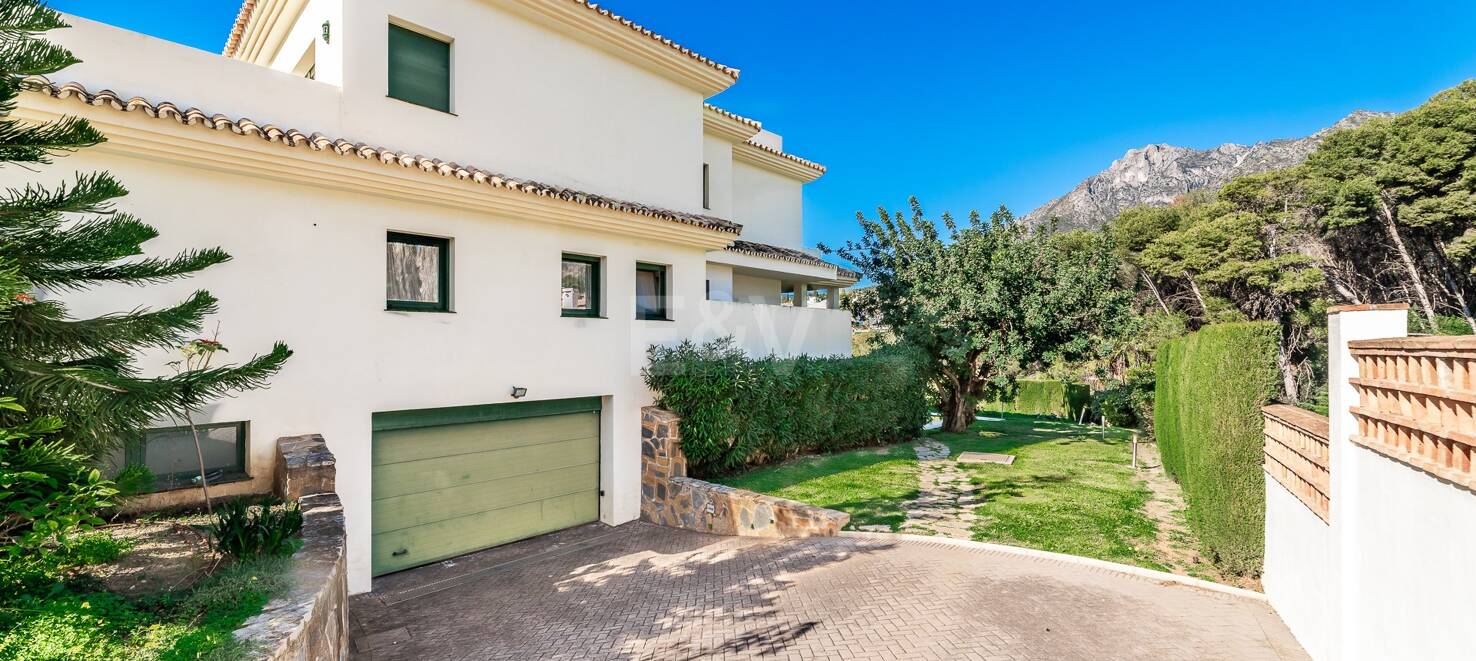 Spacious Villa with Sea and Mountain Views