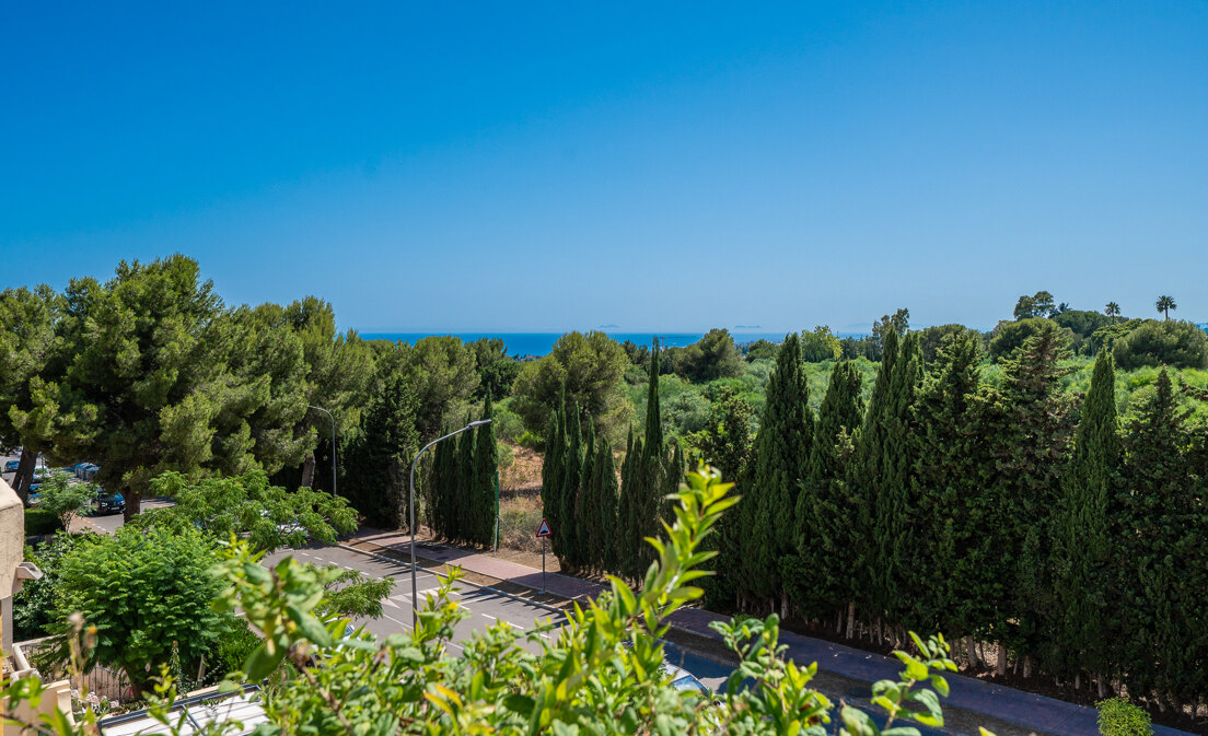 Spacious Corner Townhouse in Nagüeles with Sea Views and Rooftop Terrace