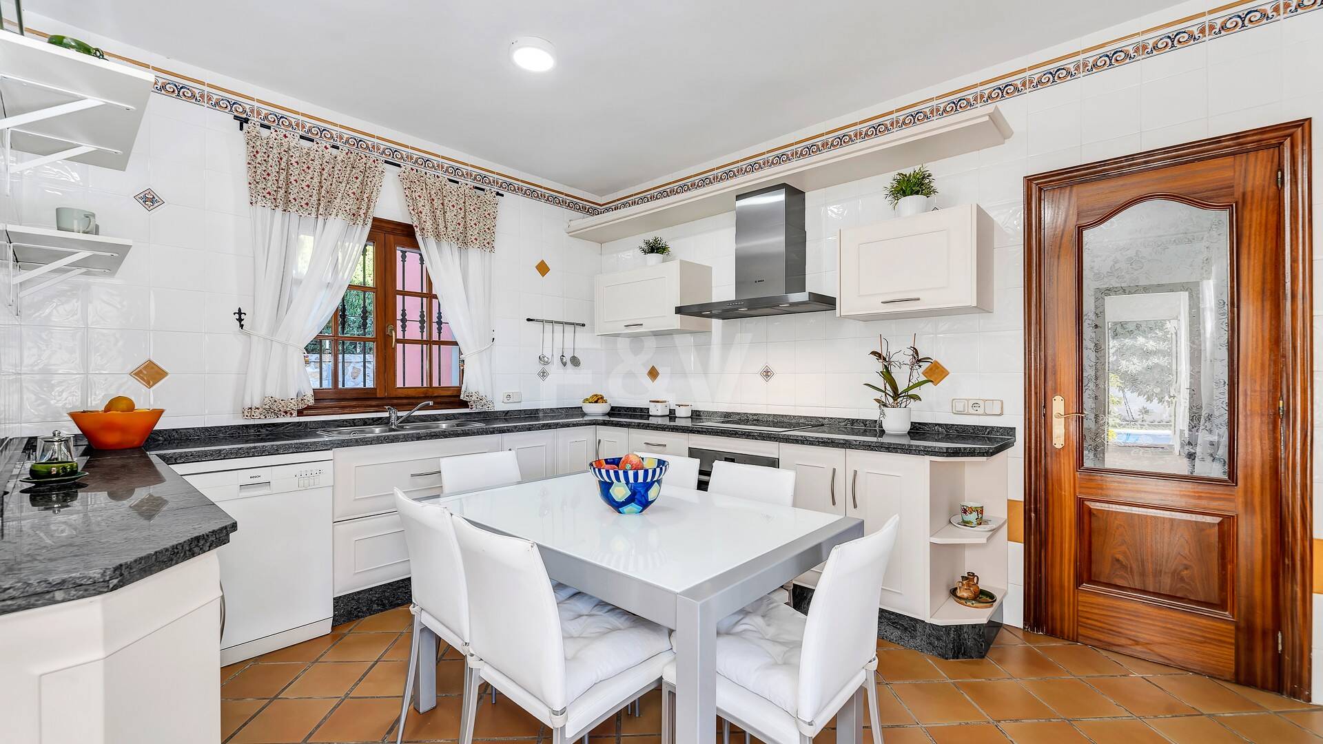 Encantadora villa en Marbella con piscina privada y jardín de frutales