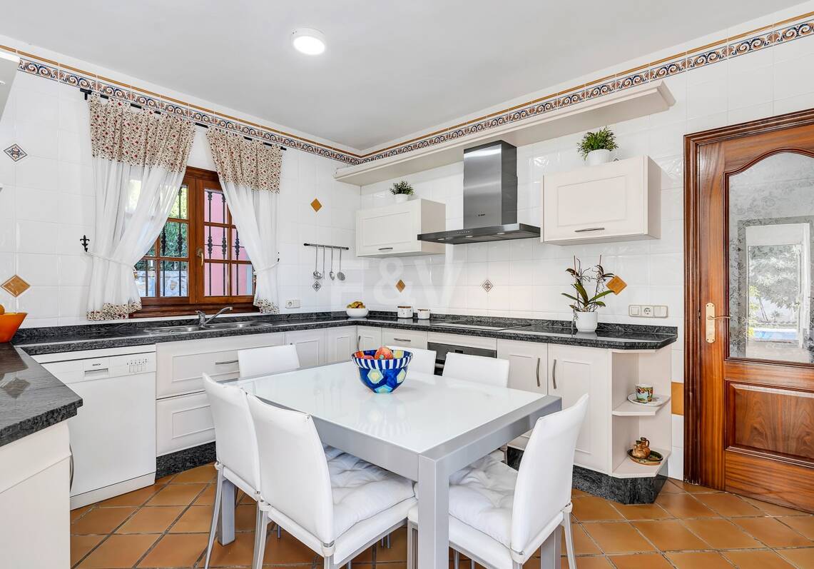 Encantadora villa en Marbella con piscina privada y jardín de frutales