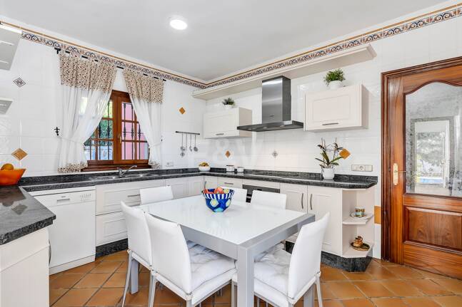 Encantadora villa en Marbella con piscina privada y jardín de frutales