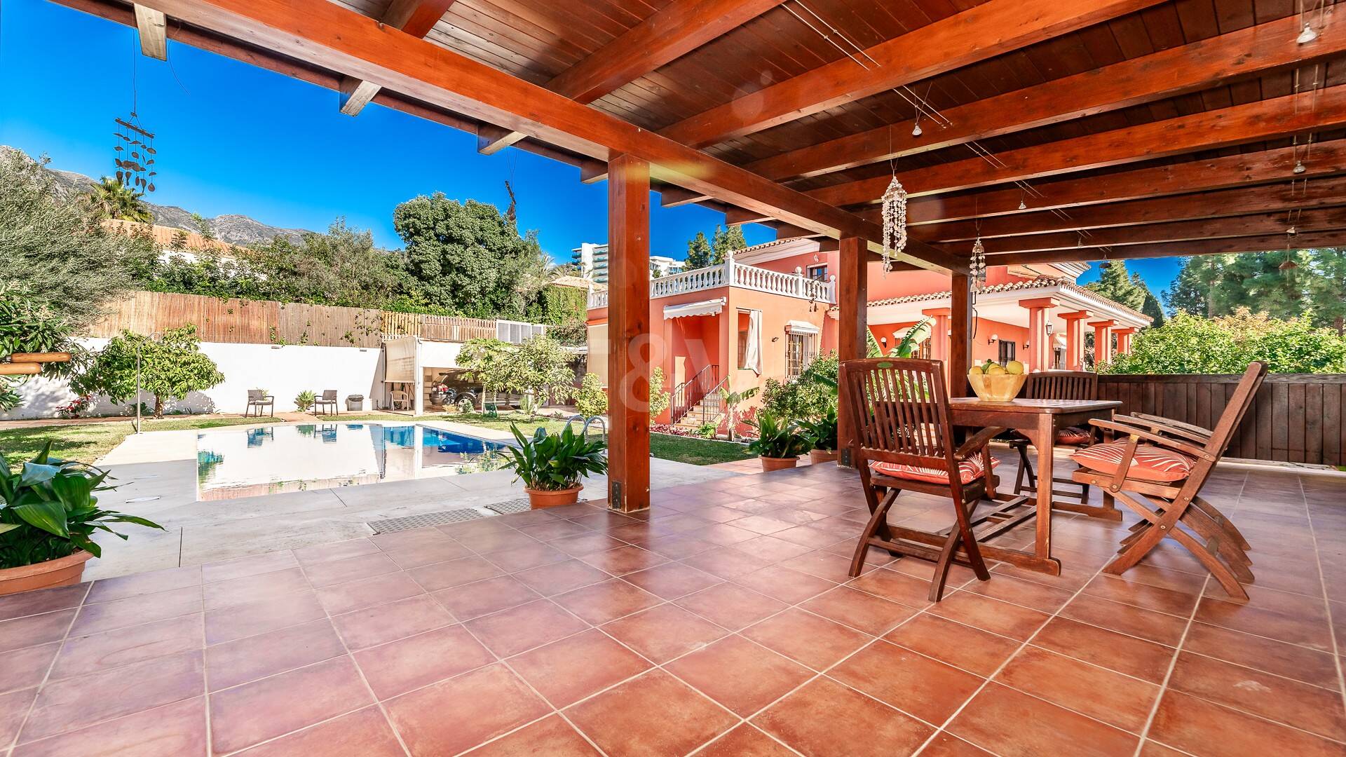 Encantadora villa en Marbella con piscina privada y jardín de frutales