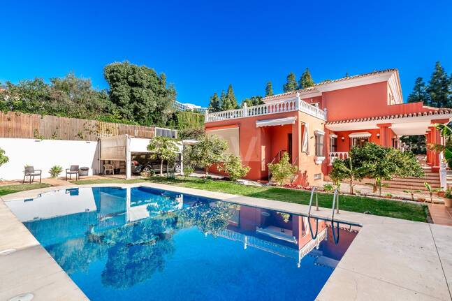Encantadora villa en Marbella con piscina privada y jardín de frutales
