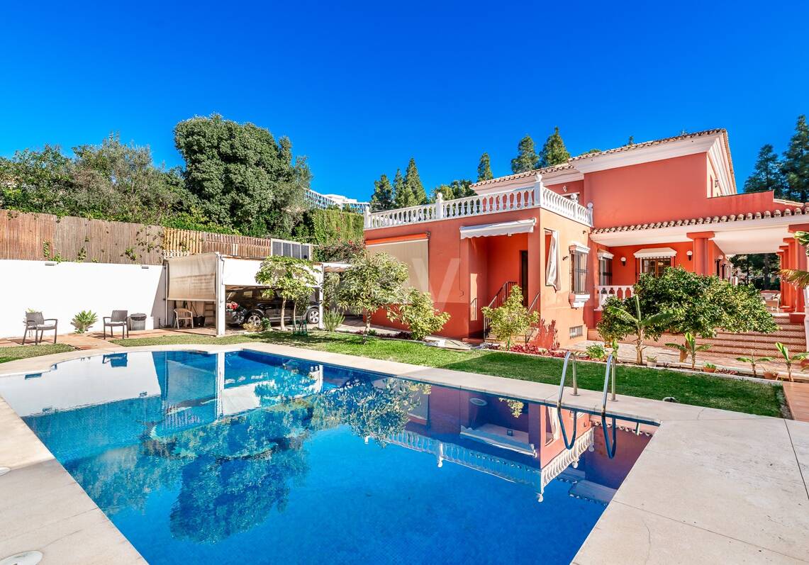 Encantadora villa en Marbella con piscina privada y jardín de frutales