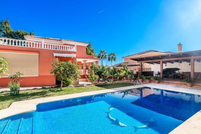 Encantadora villa en Marbella con piscina privada y jardín de frutales