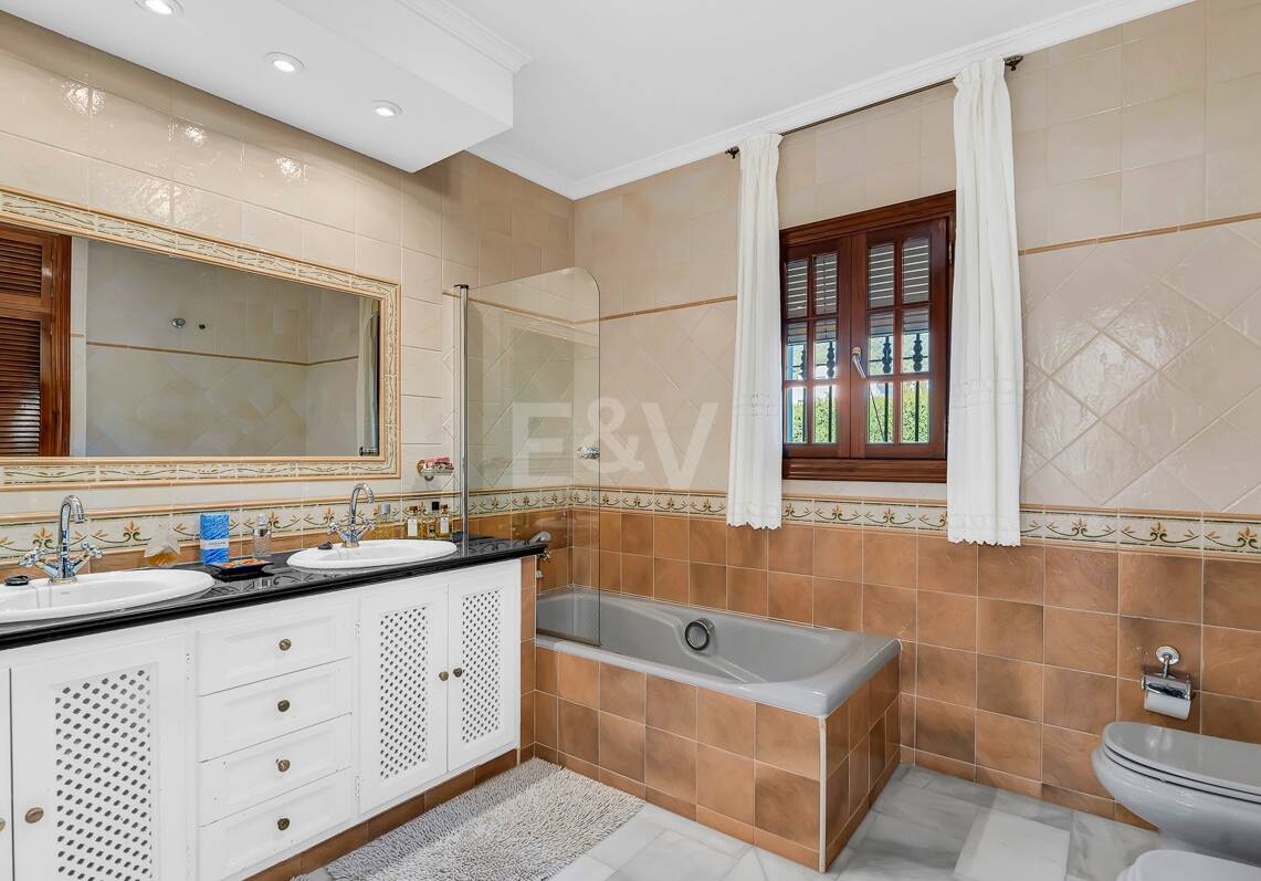 Encantadora villa en Marbella con piscina privada y jardín de frutales