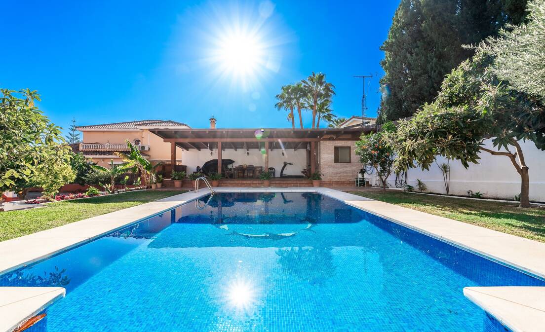 Entdecken Sie diese charmante Villa in Xarblanca, einer der begehrtesten Wohngegenden von Marbella. Dieses Haus bietet eine perfekte Mischung aus...