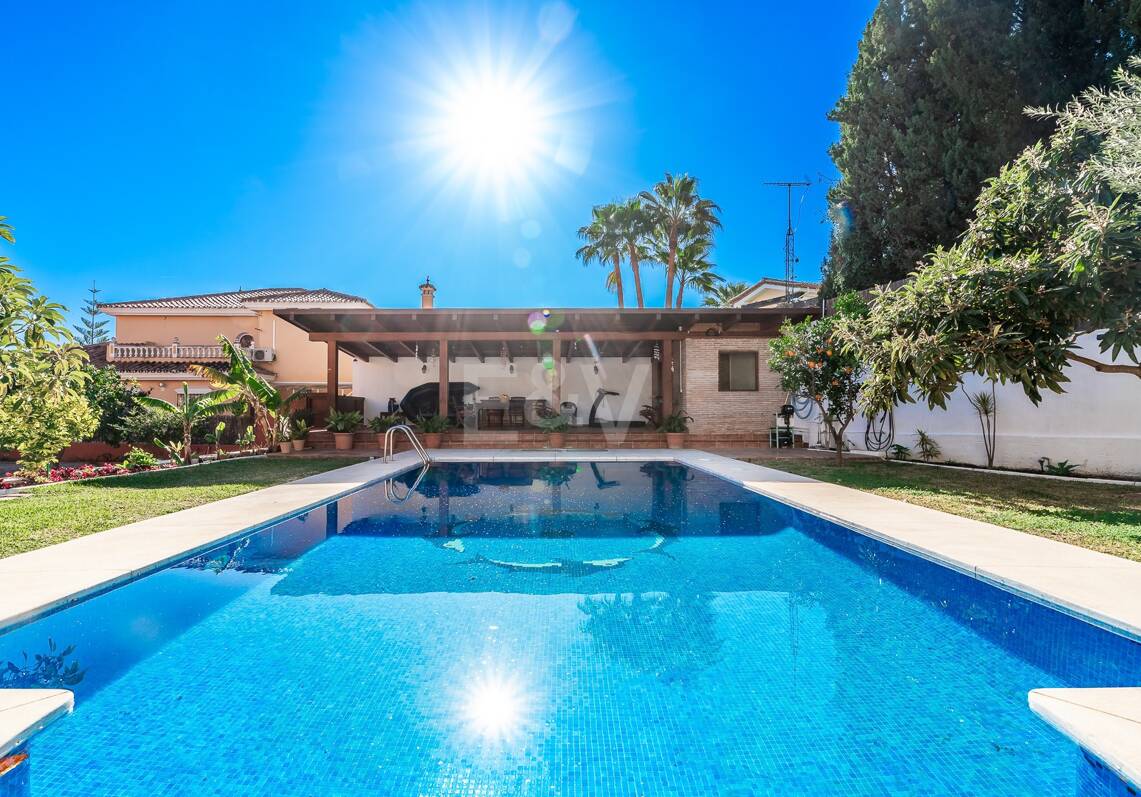 Encantadora villa en Marbella con piscina privada y jardín de frutales
