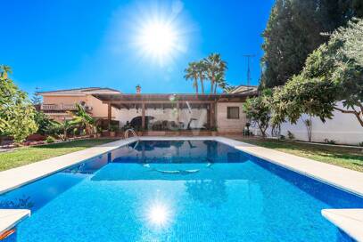 Encantadora villa en Marbella con piscina privada y jardín de frutales