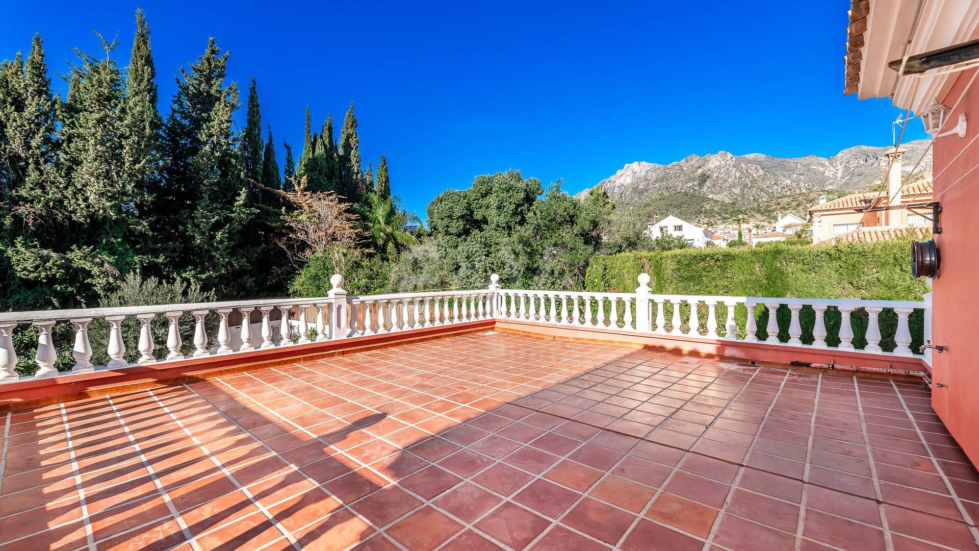 Encantadora villa en Marbella con piscina privada y jardín de frutales