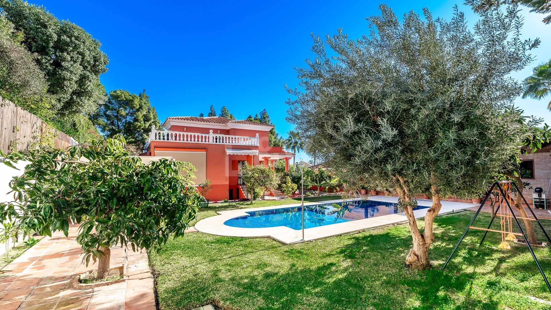 Encantadora villa en Marbella con piscina privada y jardín de frutales
