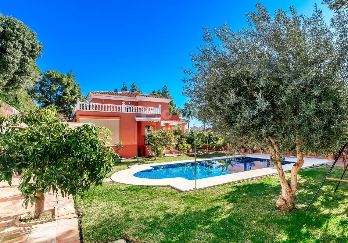 Encantadora villa en Marbella con piscina privada y jardín de frutales