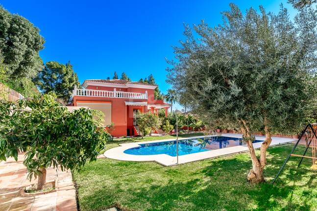 Encantadora villa en Marbella con piscina privada y jardín de frutales