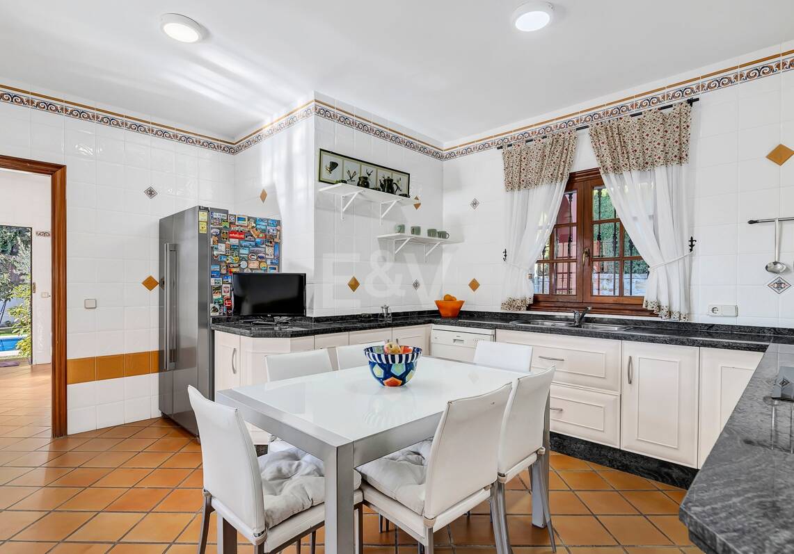 Encantadora villa en Marbella con piscina privada y jardín de frutales