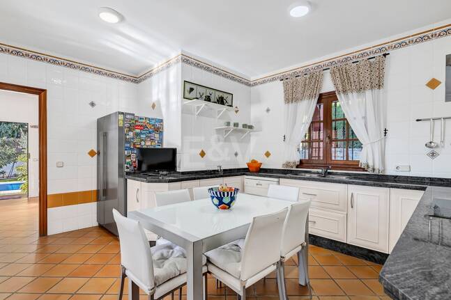Encantadora villa en Marbella con piscina privada y jardín de frutales