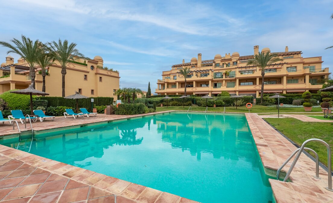 Stylish apartment with garden and security in Los Flamingos