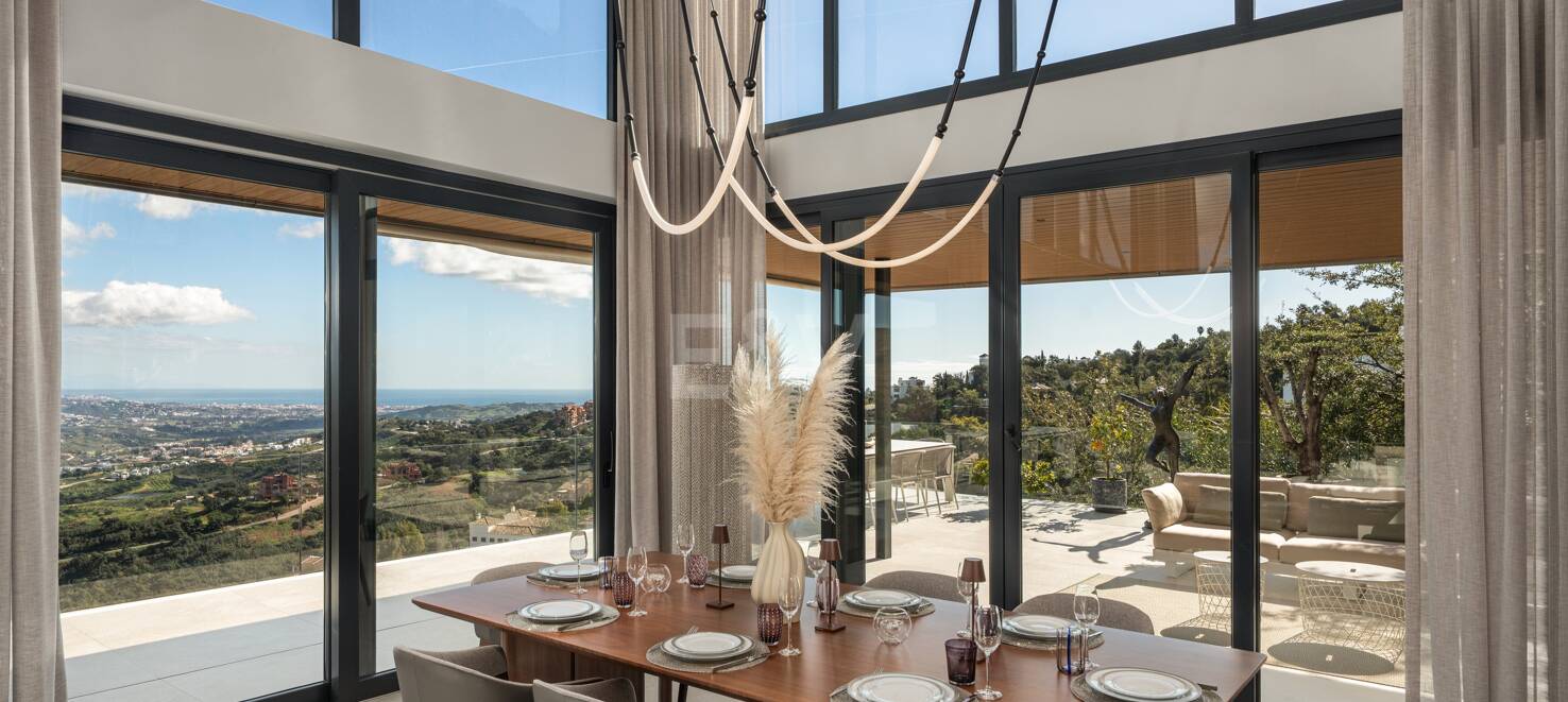Stunning Modern Villa in Altos de Elviria with Panoramic Views and Luxury Amenities