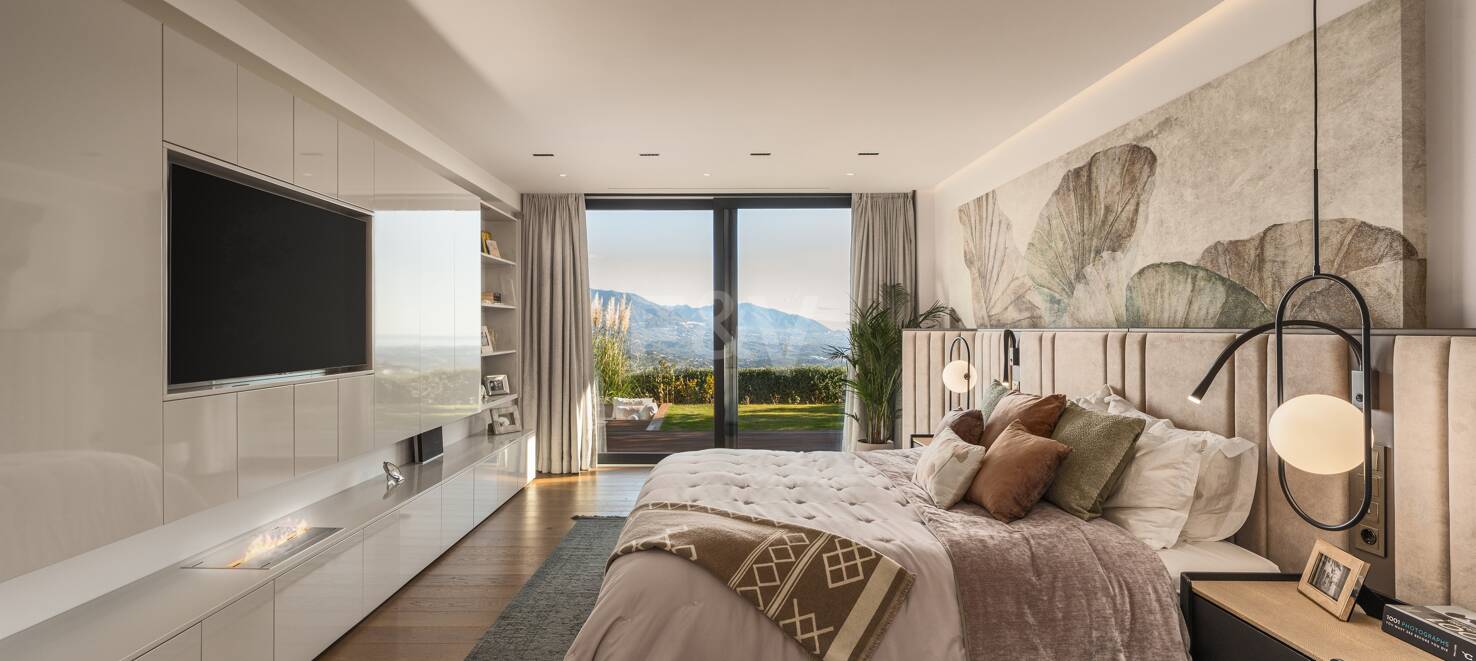 Stunning Modern Villa in Altos de Elviria with Panoramic Views and Luxury Amenities
