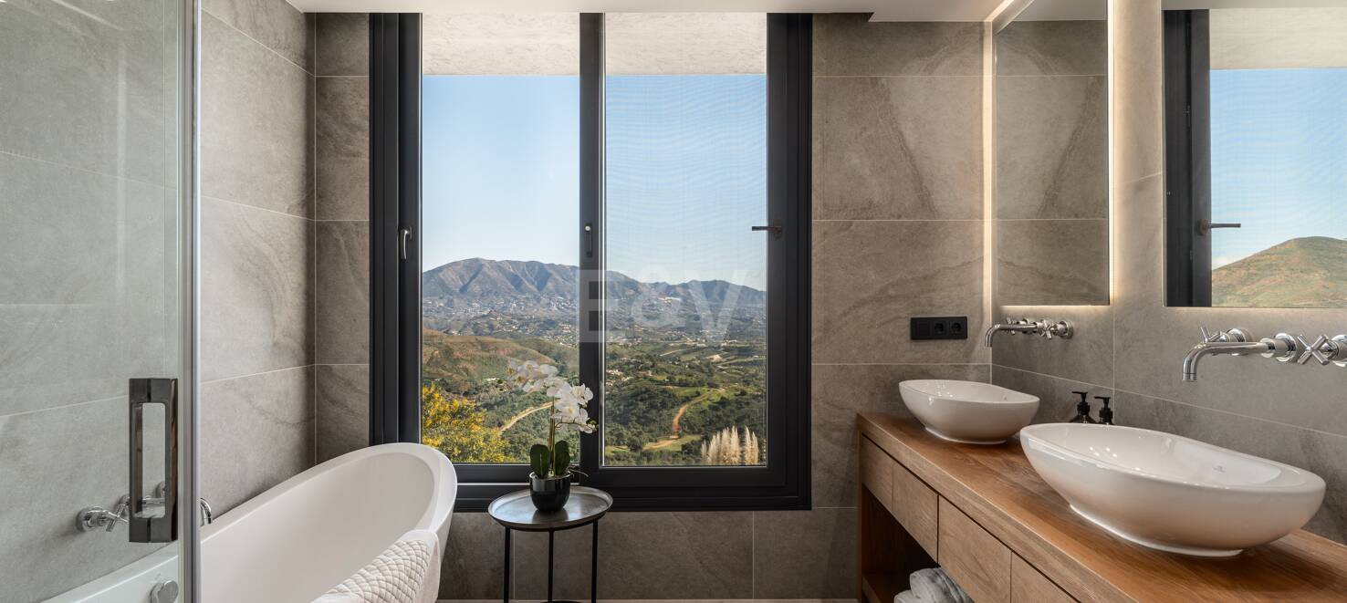 Stunning Modern Villa in Altos de Elviria with Panoramic Views and Luxury Amenities
