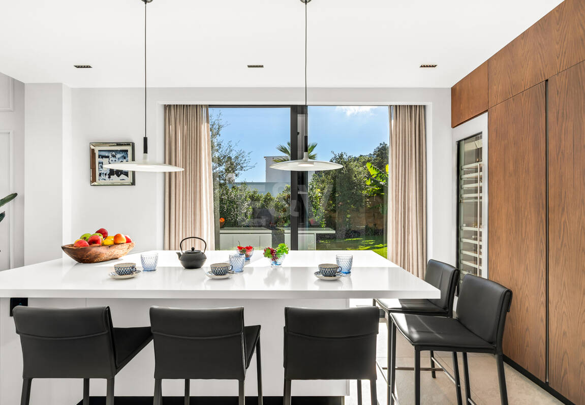 Villa Vista-Stunning Modern Villa with Panoramic Views and Luxury Amenities