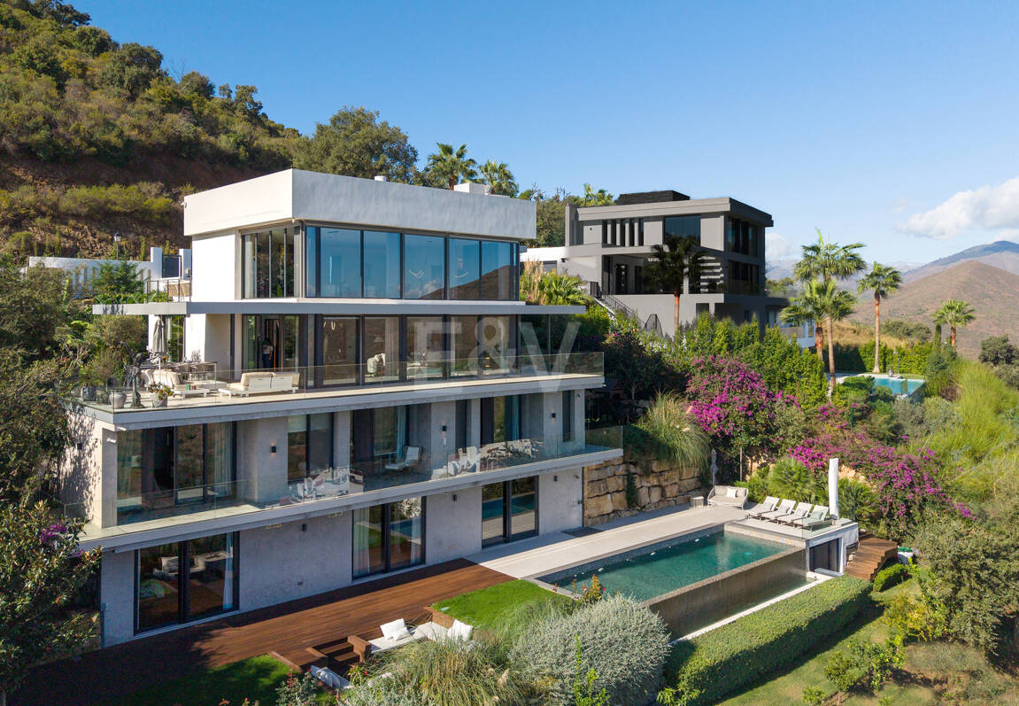 Villa Vista-Stunning Modern Villa with Panoramic Views and Luxury Amenities