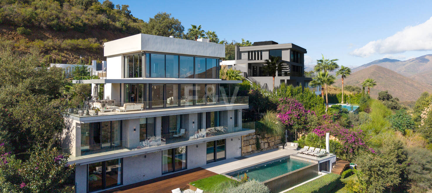Atemberaubende moderne Villa mit Panoramablick und luxuriöser Ausstattung