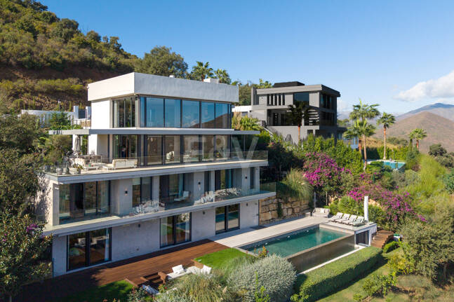 Villa Vista-Stunning Modern Villa with Panoramic Views and Luxury Amenities