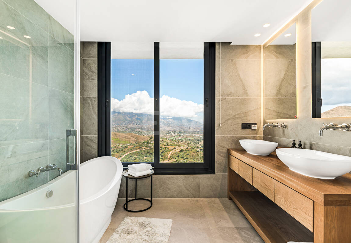 Villa Vista-Stunning Modern Villa with Panoramic Views and Luxury Amenities