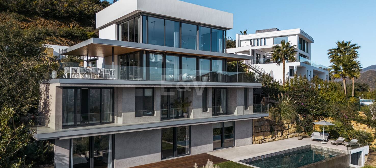 Stunning Modern Villa in Altos de Elviria with Panoramic Views and Luxury Amenities