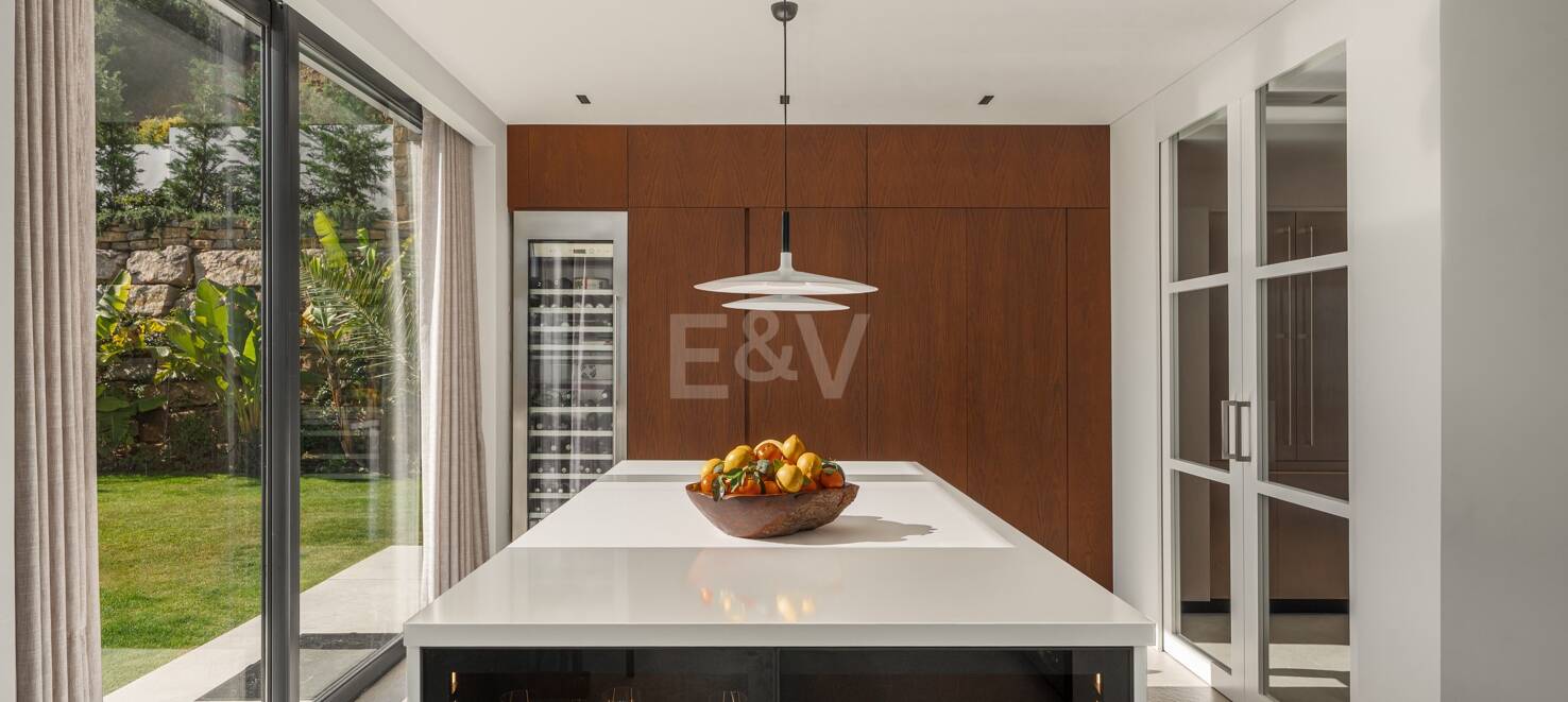 Stunning Modern Villa in Altos de Elviria with Panoramic Views and Luxury Amenities