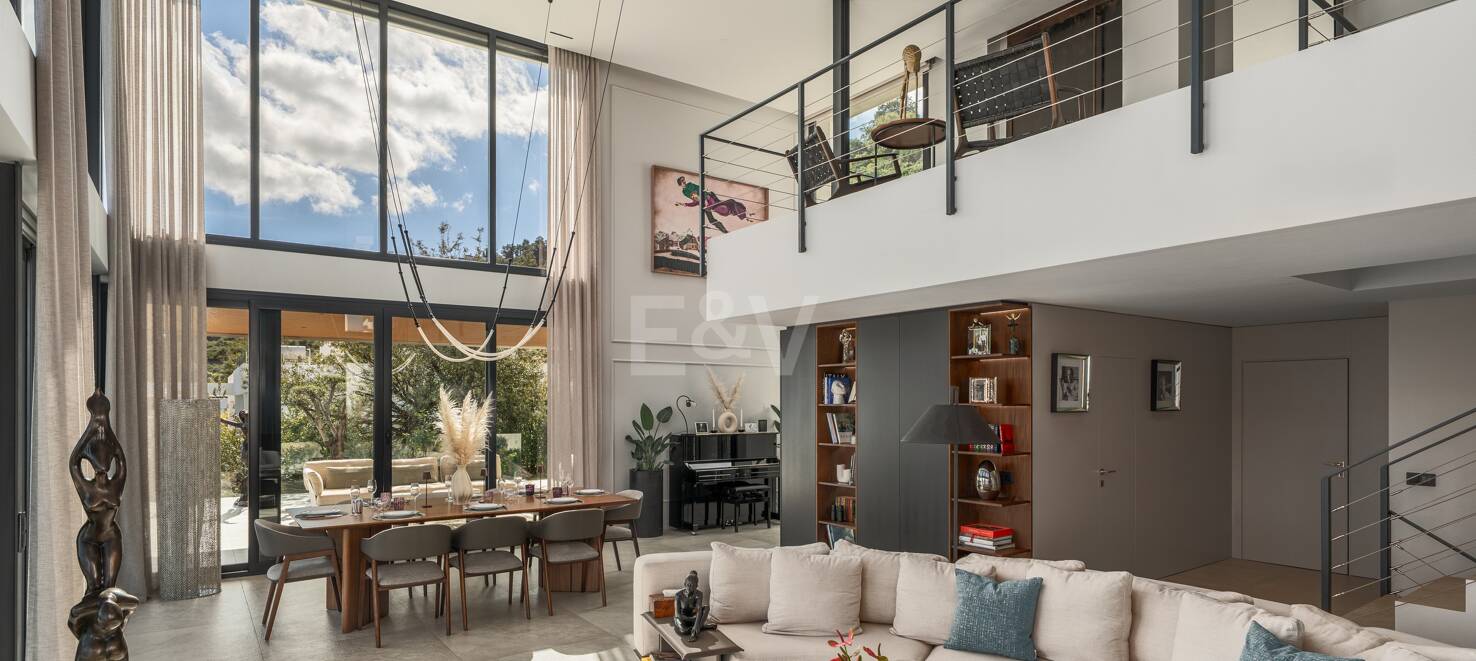Stunning Modern Villa in Altos de Elviria with Panoramic Views and Luxury Amenities