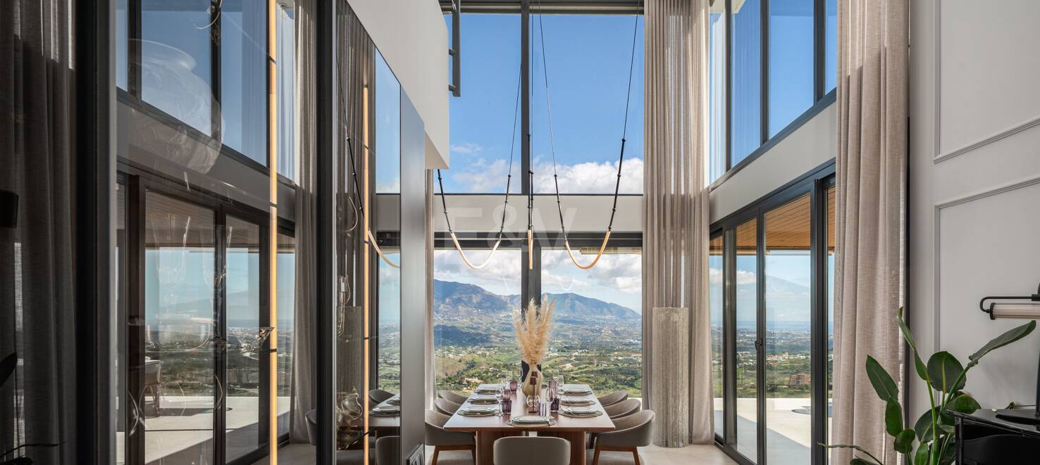 Stunning Modern Villa in Altos de Elviria with Panoramic Views and Luxury Amenities