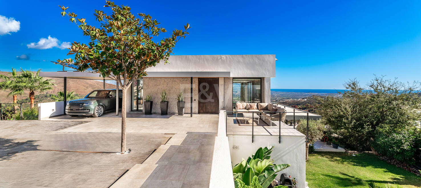 Atemberaubende moderne Villa mit Panoramablick und luxuriöser Ausstattung