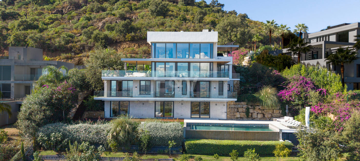 Atemberaubende moderne Villa mit Panoramablick und luxuriöser Ausstattung