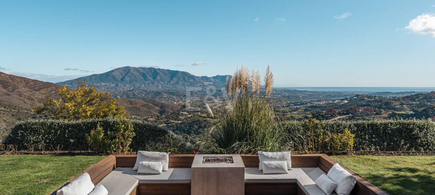 Stunning Modern Villa in Altos de Elviria with Panoramic Views and Luxury Amenities