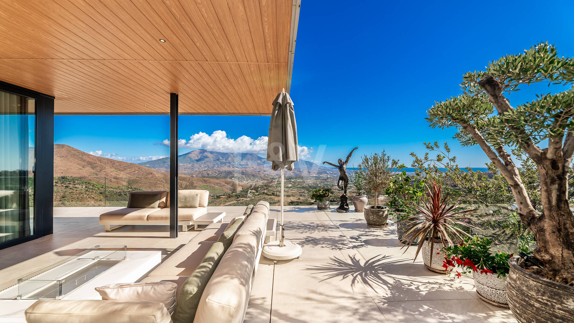 Villa Vista-Stunning Modern Villa with Panoramic Views and Luxury Amenities