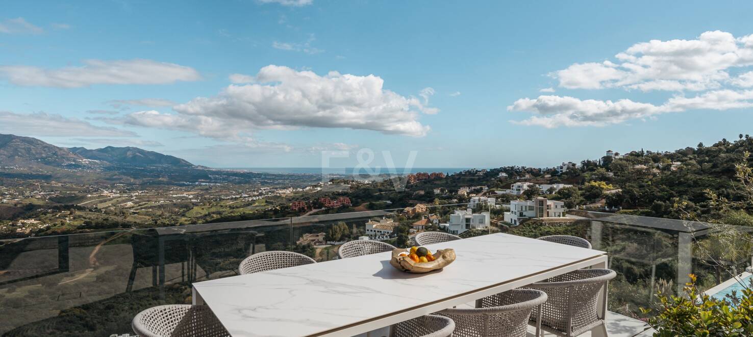Stunning Modern Villa in Altos de Elviria with Panoramic Views and Luxury Amenities