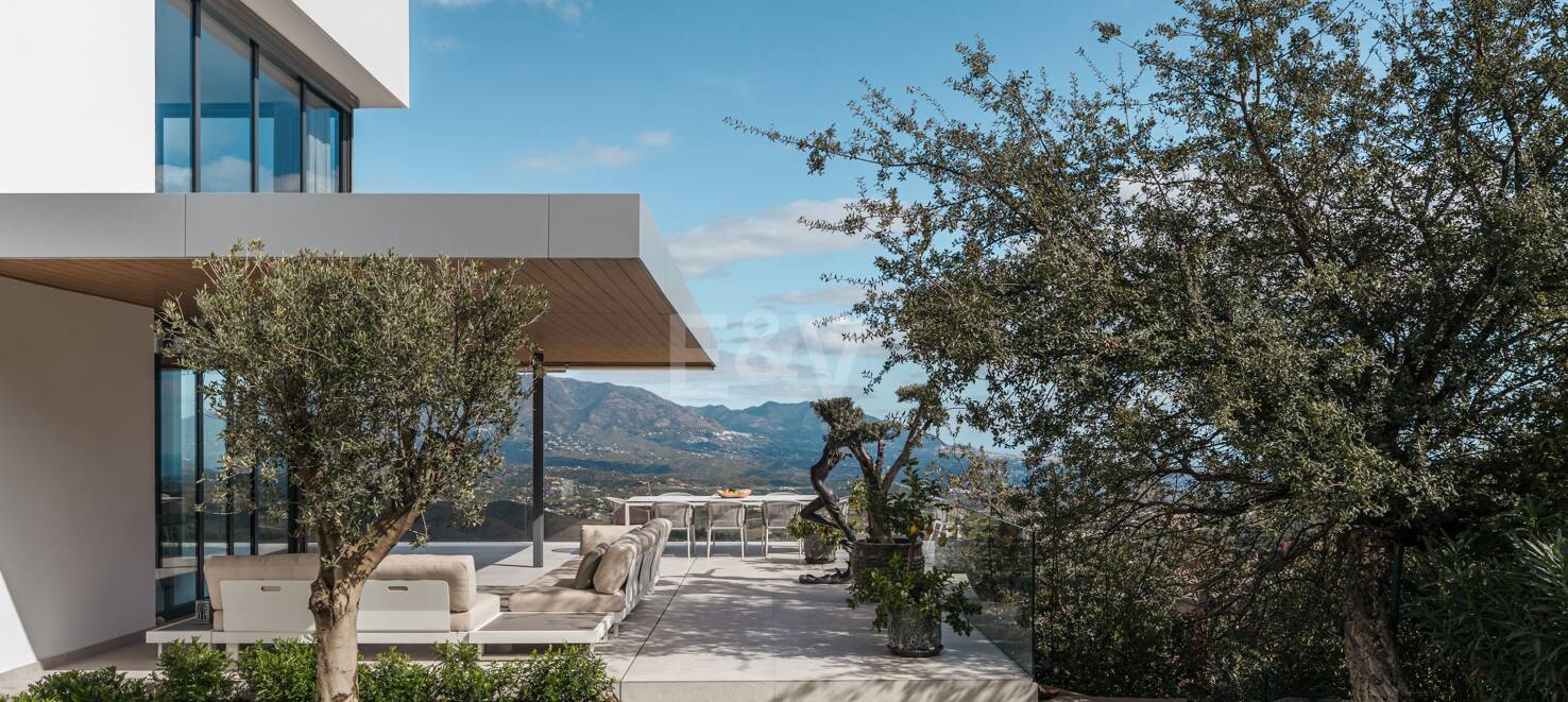 Stunning Modern Villa in Altos de Elviria with Panoramic Views and Luxury Amenities