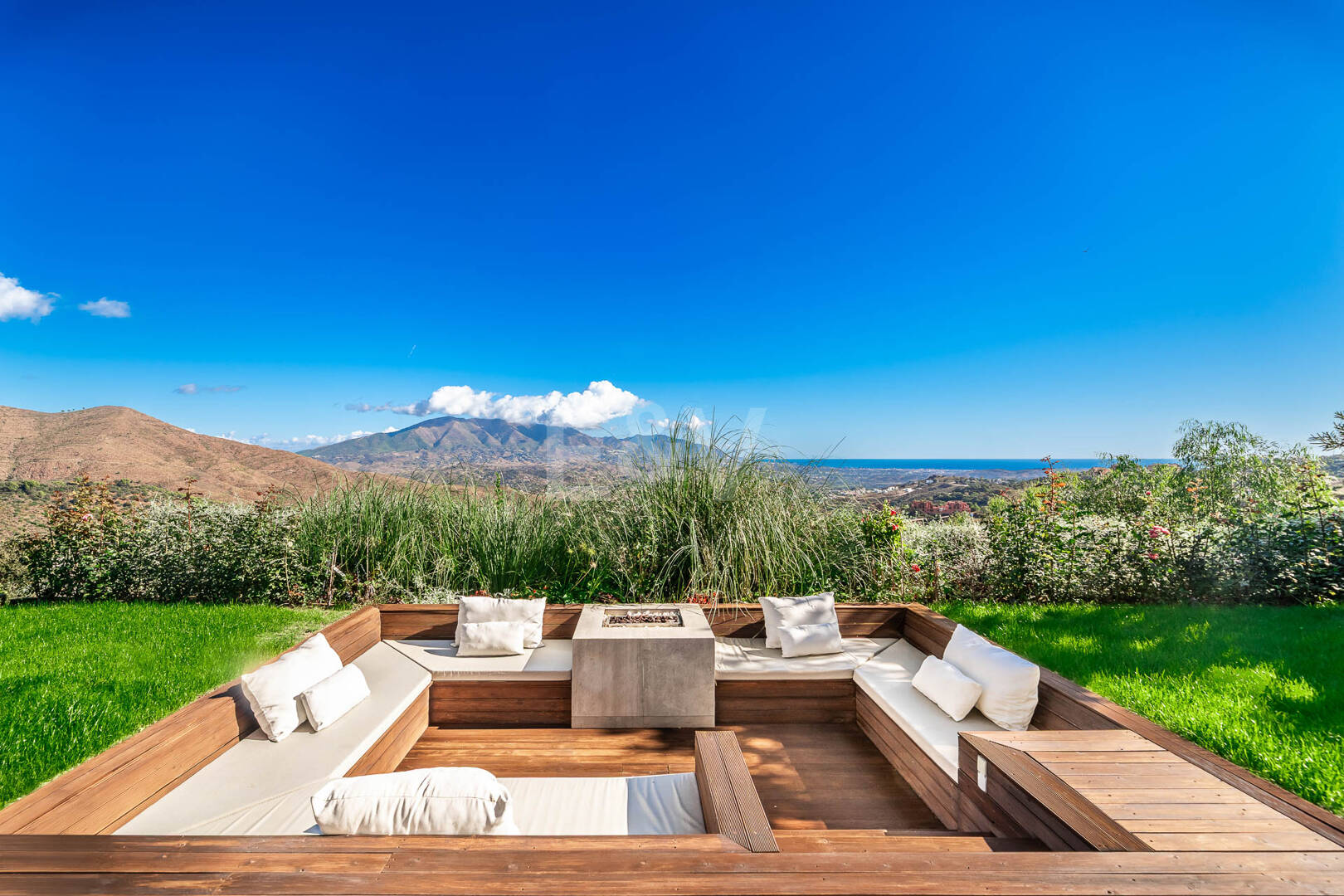 Villa Vista-Stunning Modern Villa with Panoramic Views and Luxury Amenities