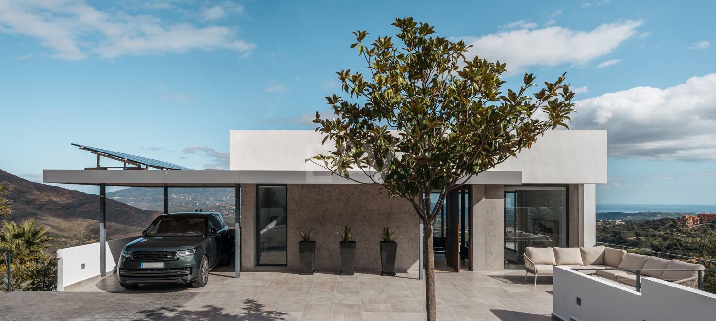 Stunning Modern Villa in Altos de Elviria with Panoramic Views and Luxury Amenities