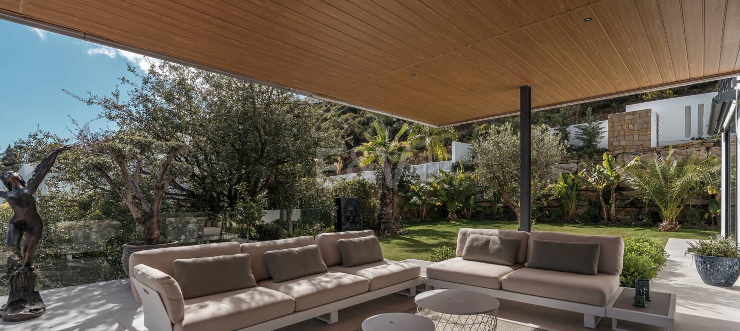 Stunning Modern Villa in Altos de Elviria with Panoramic Views and Luxury Amenities