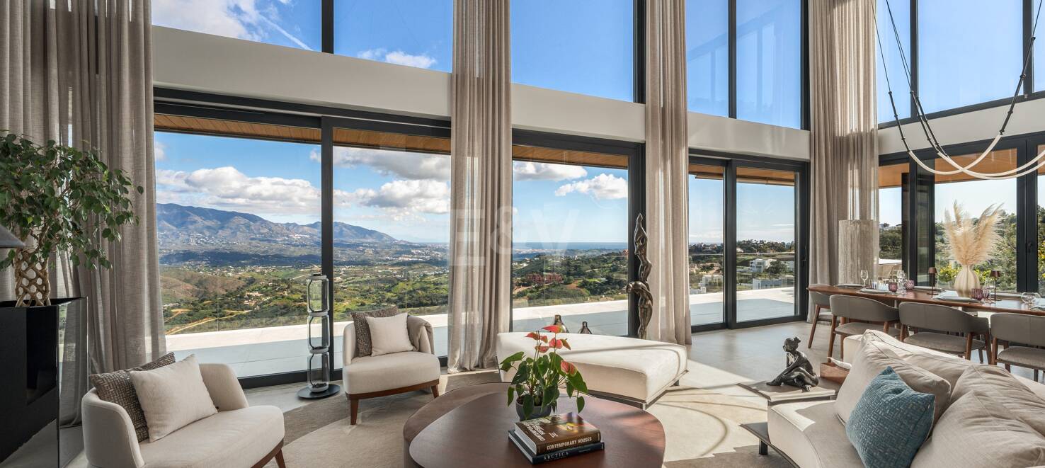 Stunning Modern Villa in Altos de Elviria with Panoramic Views and Luxury Amenities