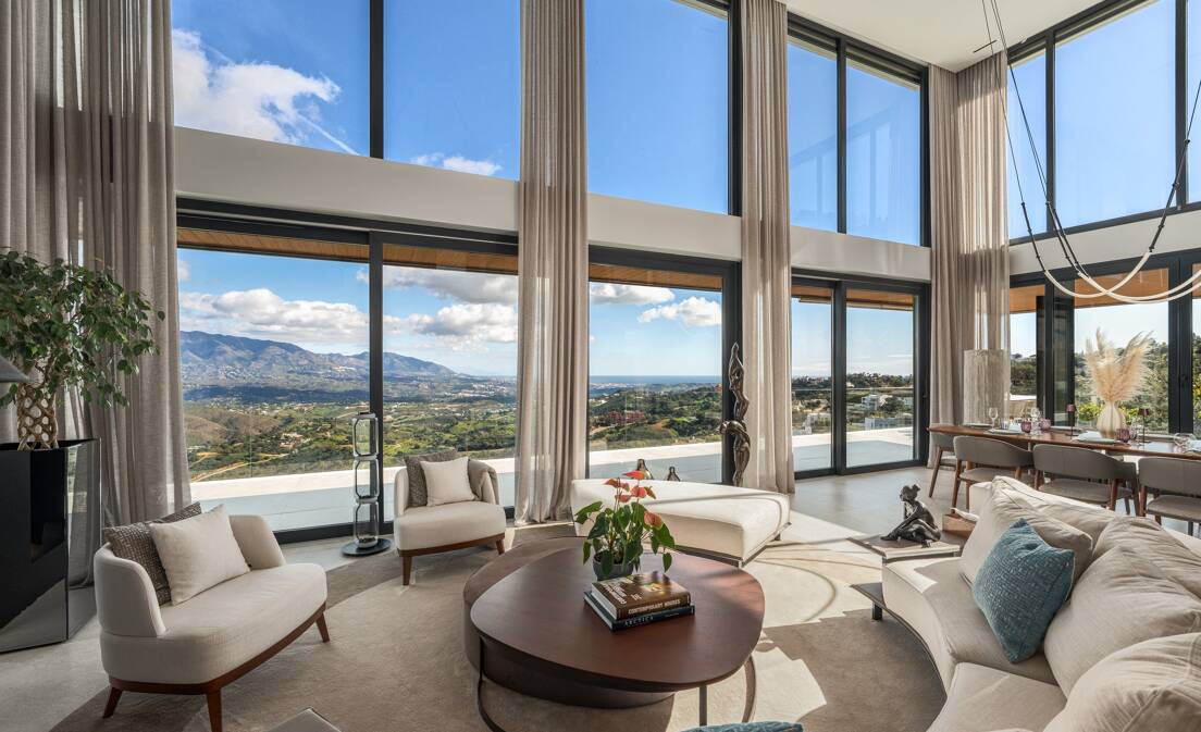 Stunning Modern Villa in Altos de Elviria with Panoramic Views and Luxury Amenities