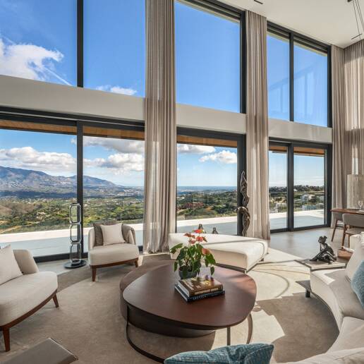 Stunning Modern Villa in Altos de Elviria with Panoramic Views and Luxury Amenities