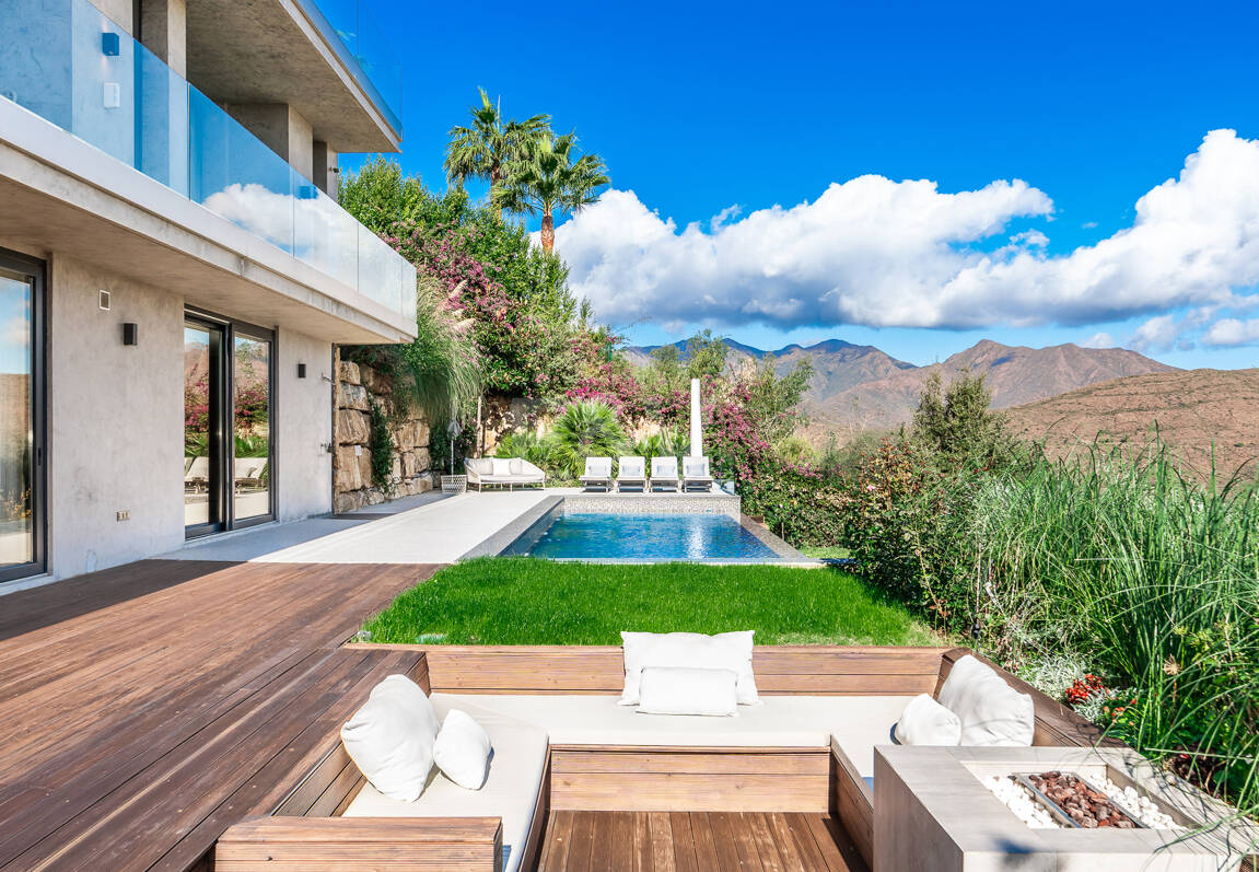 Villa Vista-Stunning Modern Villa with Panoramic Views and Luxury Amenities