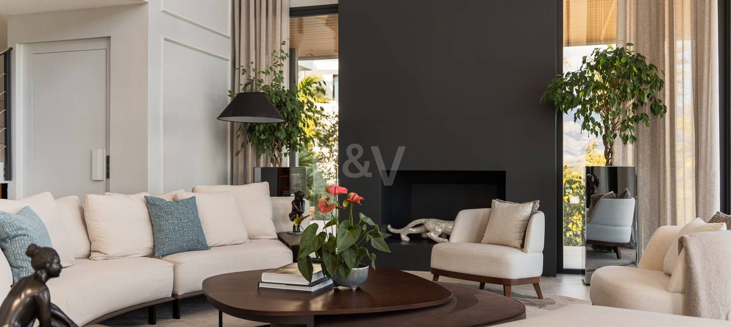 Stunning Modern Villa in Altos de Elviria with Panoramic Views and Luxury Amenities