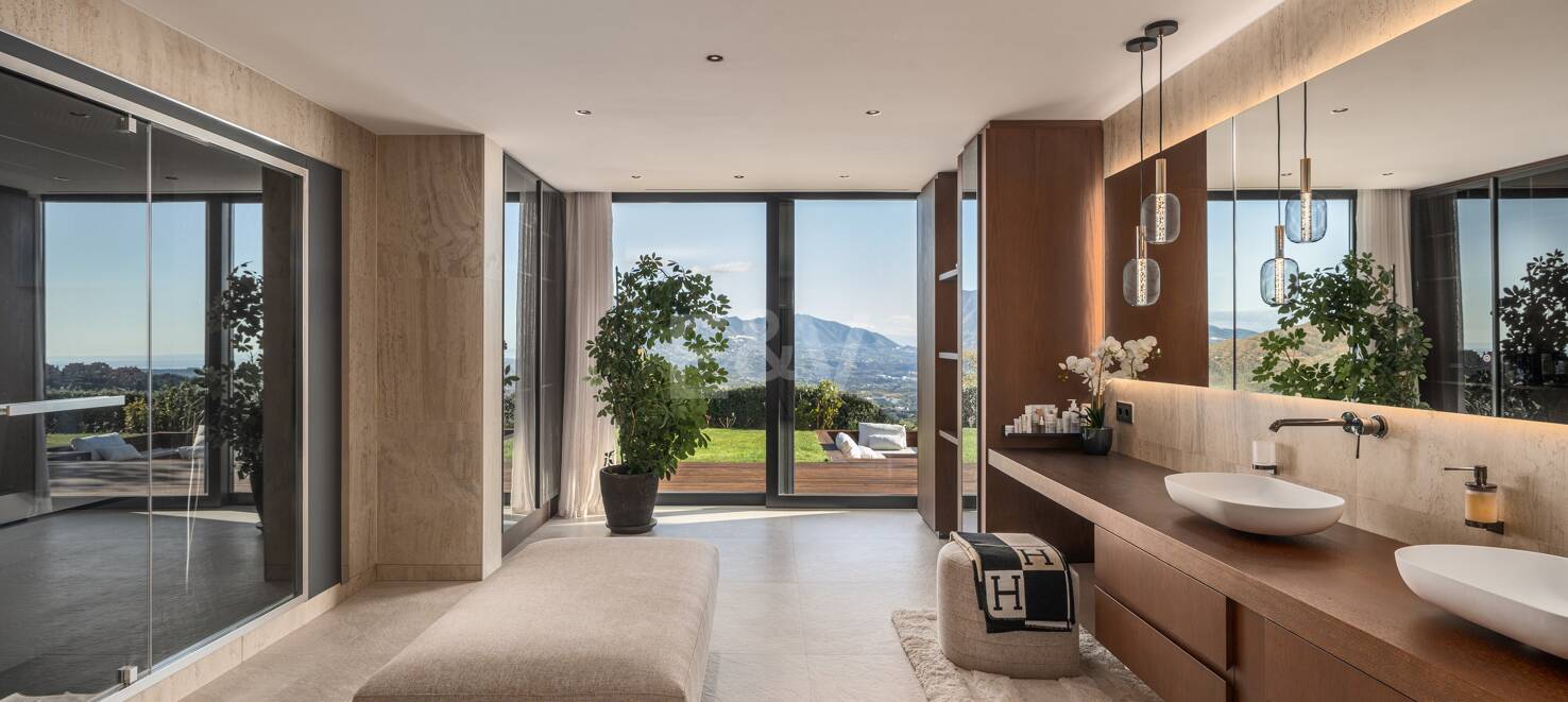 Stunning Modern Villa in Altos de Elviria with Panoramic Views and Luxury Amenities