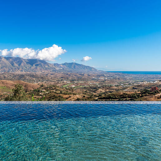 Atemberaubende moderne Villa mit Panoramablick und luxuriöser Ausstattung