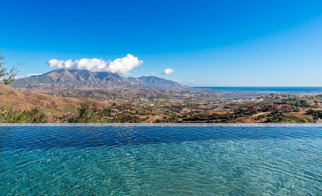 Superbe villa moderne à Altos de Elviria avec vue panoramique et équipements de luxe